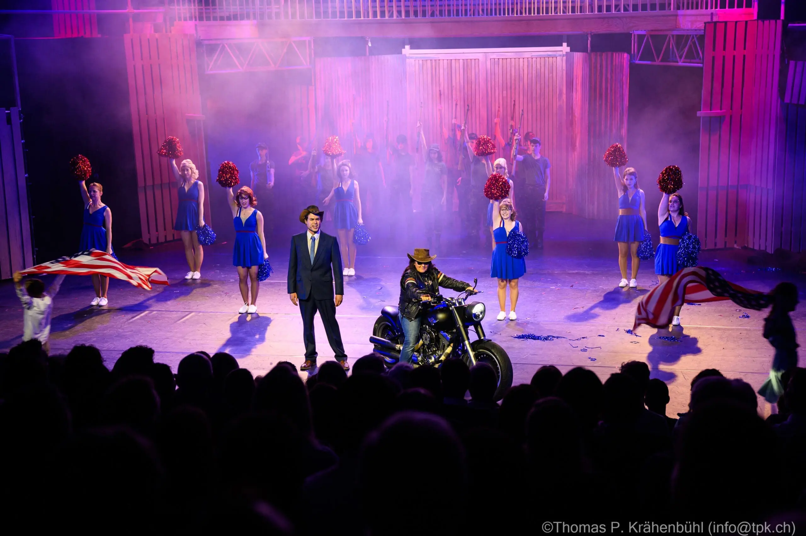 Tanznummer mit einem Cowboy und einem Harley, zusammen mit Cheerleader