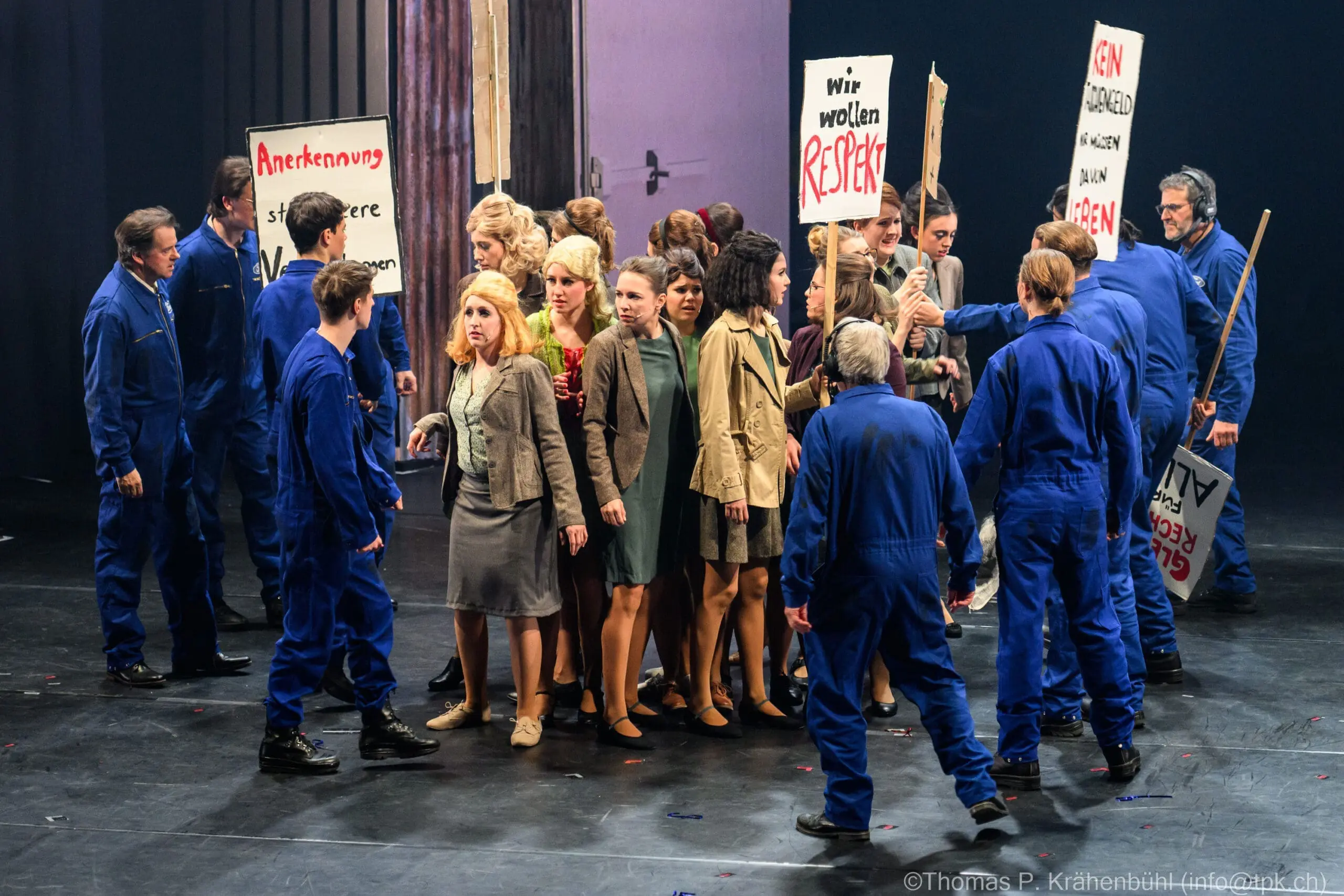Frauen sind mit Plakaten am streiken und Männer versuchen auf sie einzureden, mit dem Stecken aufzuhören